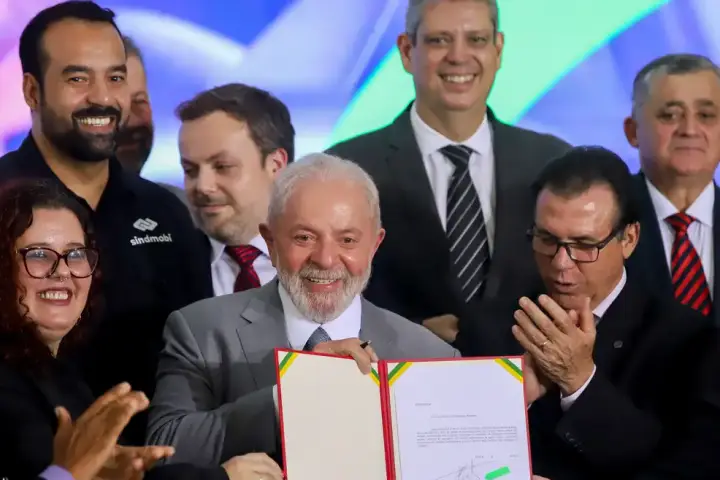 lula-assina-projeto-que-regula-atividade-de-motoristas-de-aplicativo