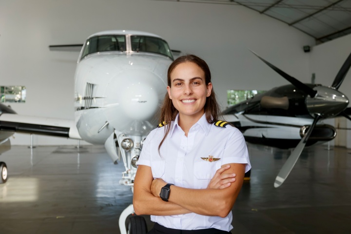 tenente-e-a-primeira-mulher-copiloto-na-divisao-de-transporte-aereo-da-casa-militar-do-parana