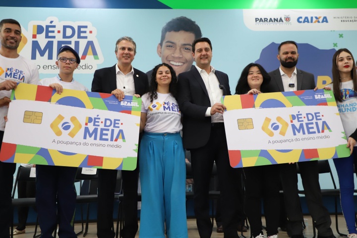 com-89-mil-estudantes-do-ensino-medio-elegiveis,-parana-adere-ao-programa-pe-de-meia
