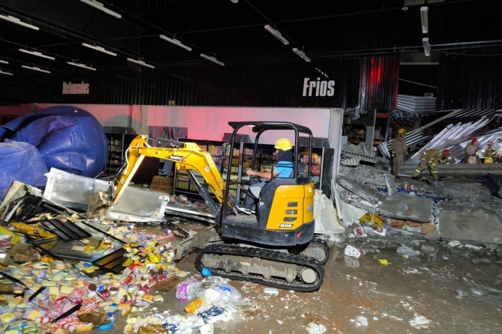 bombeiros-continuam-buscando-vitimas-embaixo-dos-escombros-de-supermercado,-no-parana
