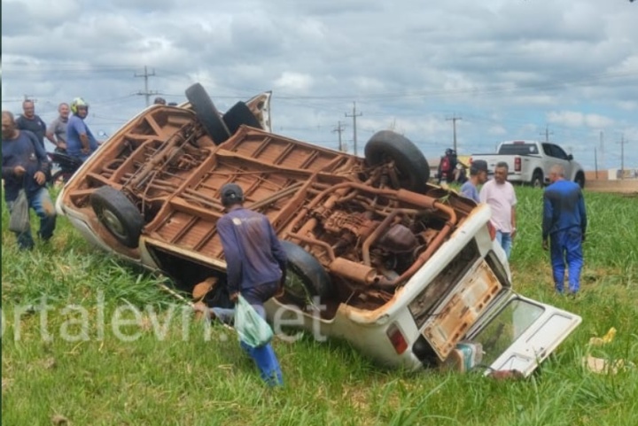 imagens-mostram-acidente-seguido-de-capotamento-de-kombi-na-pr-323