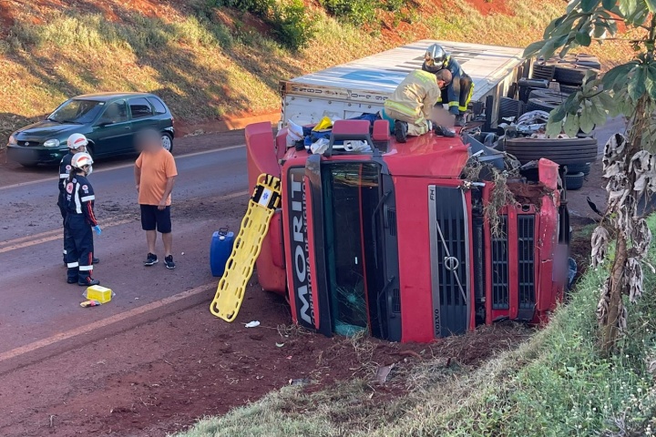 duas-pessoas-ficam-feridas-em-colisao-entre-carro-e-carreta-nesta-manha,-na-pr-182