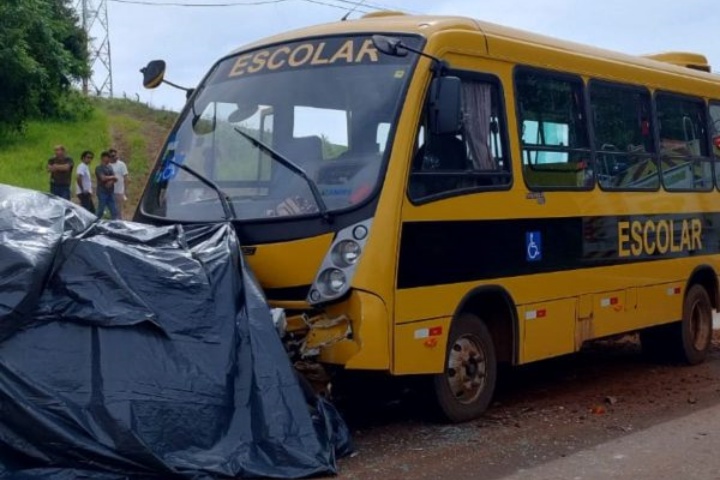 tres-pessoas-morrem-em-colisao-frontal-entre-carro-e-onibus-escolar-na-pr-473