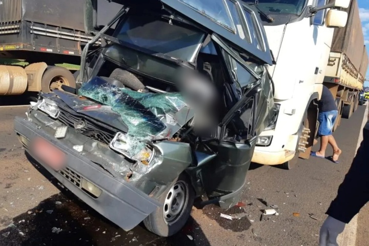 condutor-morre-entre-as-ferragens-de-carro-“prensado”-entre-caminhoes-na-br-376