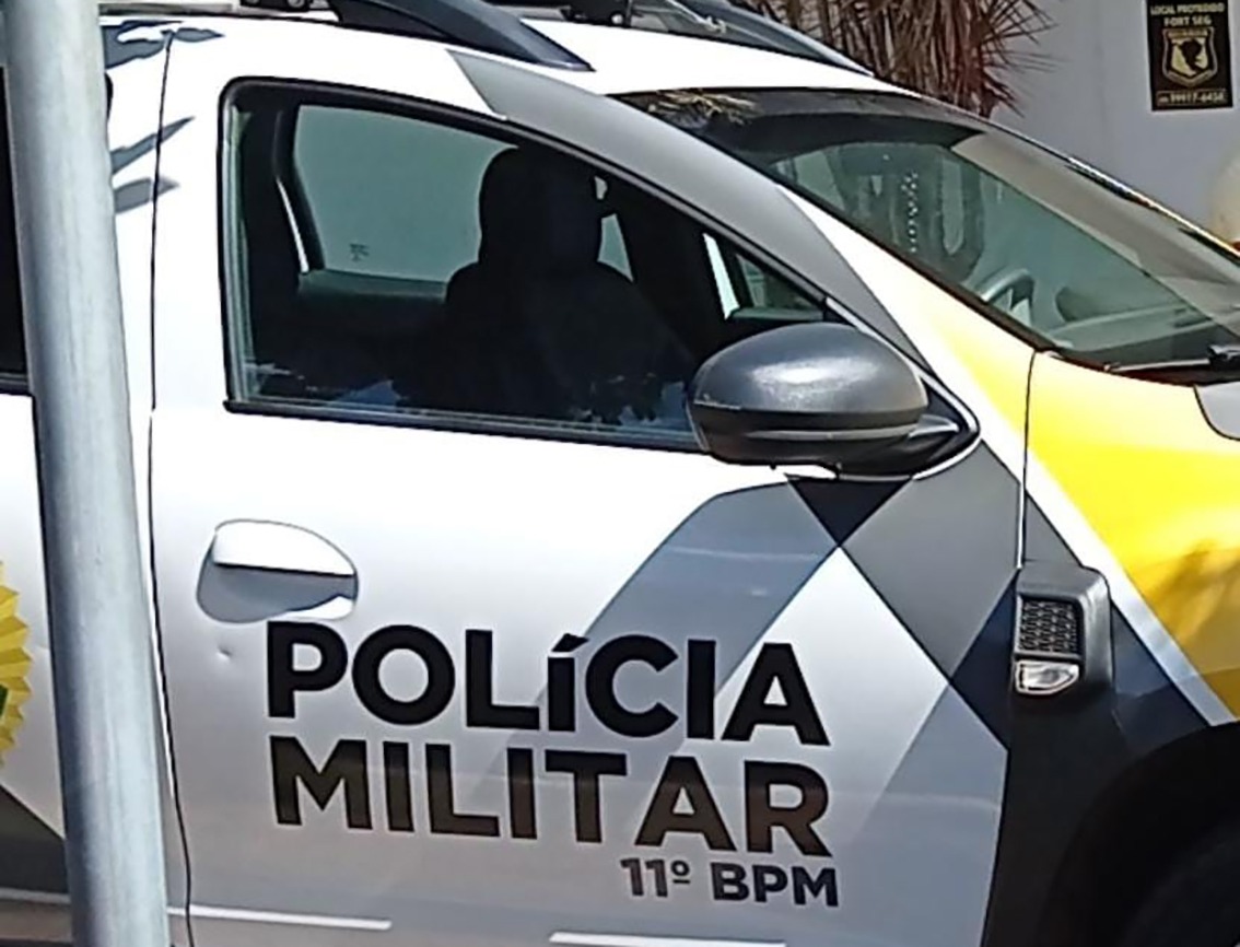 mulher-e-presa-apos-vestir-calca-em-loja-e-tentar-sair-sem-pagar
