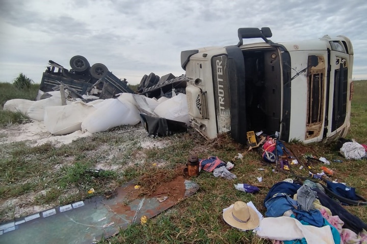 motorista-capota-caminhao-na-estrada-boiadeira,-perto-de-serra-dos-dourados