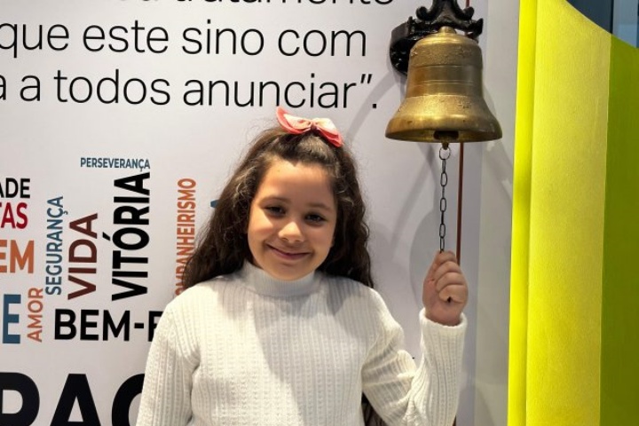 apos-anos-de-tratamento,-menina-de-8-anos-toca-o-sino-da-cura-da-uopeccan