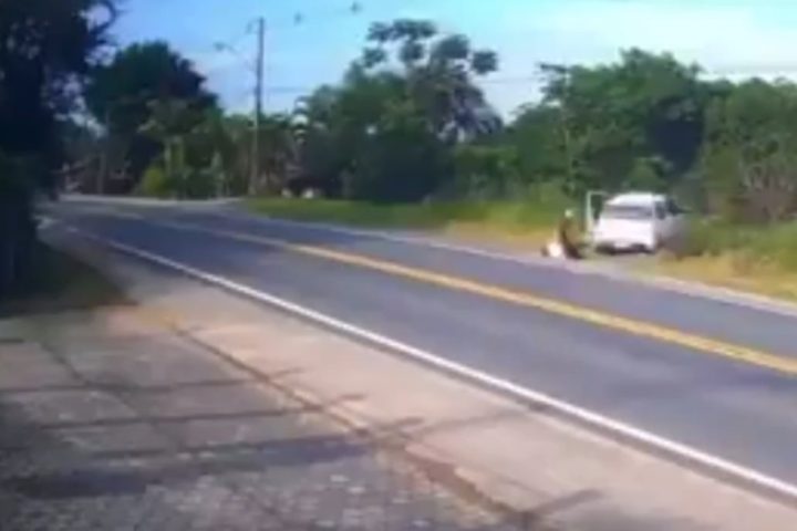 passageiro-pula-de-carro-em-movimento,-motorista-cai-e-veiculo-desce-ribanceira