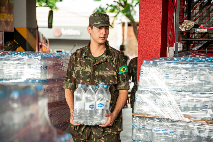 tres-caminhoes-carregados-com-agua-devem-sair-de-umuarama-para-o-rio-grande-do-sul-nesta-quinta
