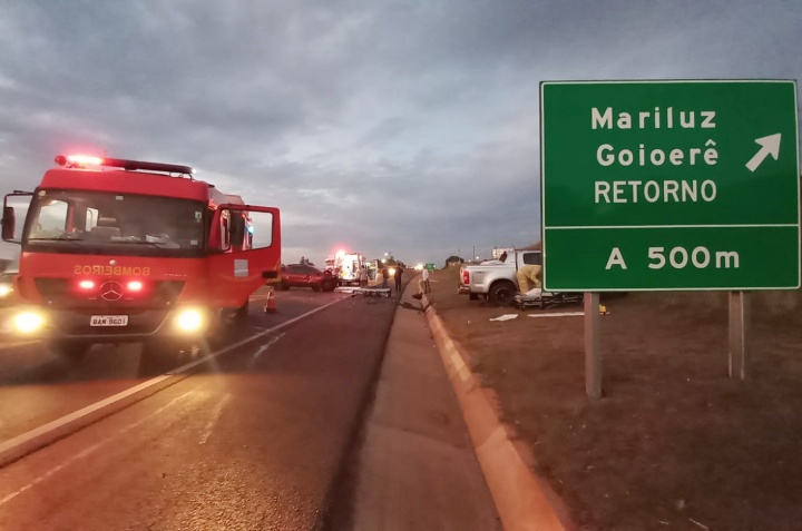 colisao-entre-caminhonetes-no-trevo-de-acesso-a-mariluz-ocorreu-durante-tentativa-de-retorno