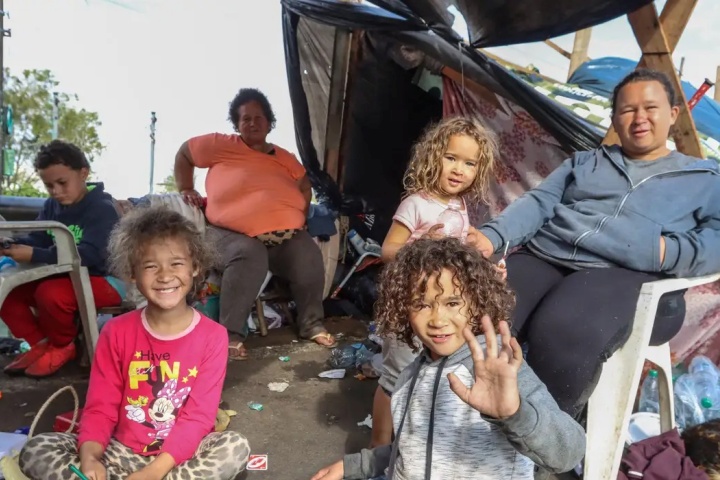 familias-gauchas-improvisam-acampamentos-em-rodovias-para-vigiar-suas-casas