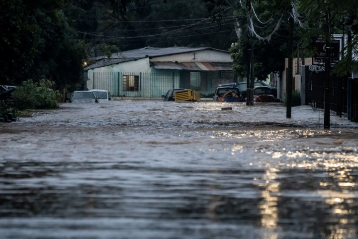 corrego-transborda-e-agua-volta-a-invadir-residencias-em-porto-alegre