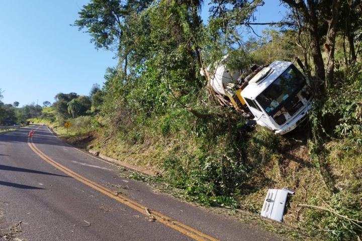caminhao-fica-pendurado-em-barranco-apos-sair-da-pista-em-trecho-de-curva-da-pr-182