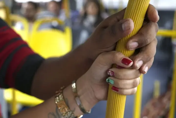 lei-que-protege-mulheres-de-assedio-e-importunacao-sexual-nos-onibus-e-sancionada
