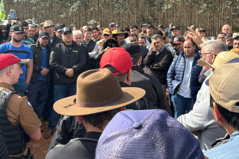 agricultores-e-comerciantes-protestam-em-frente-a-fazenda-invadida-por-indigenas-em-terra-roxa