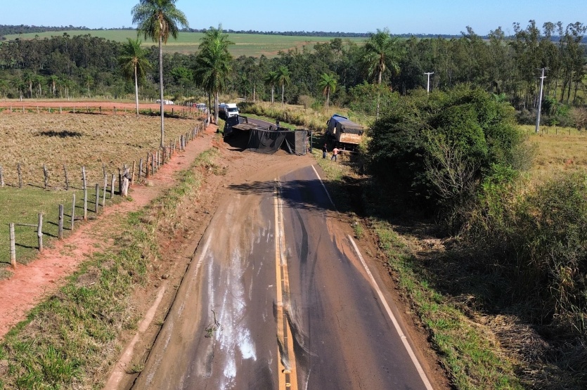 trafego-e-liberado-na-rodovia-entre-serra-dos-dourados-e-ivate-apos-tombamento-de-carreta
