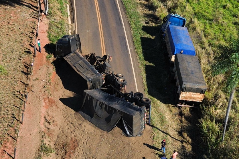 carreta-carregada-com-esterco-tomba-na-rodovia-entre-ivate-e-serra-dos-dourados