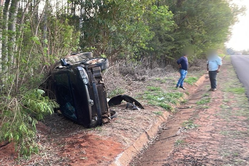 veiculo-capota-na-rodovia-pr-489-entre-umuarama-e-xambre-e-condutora-e-socorrida