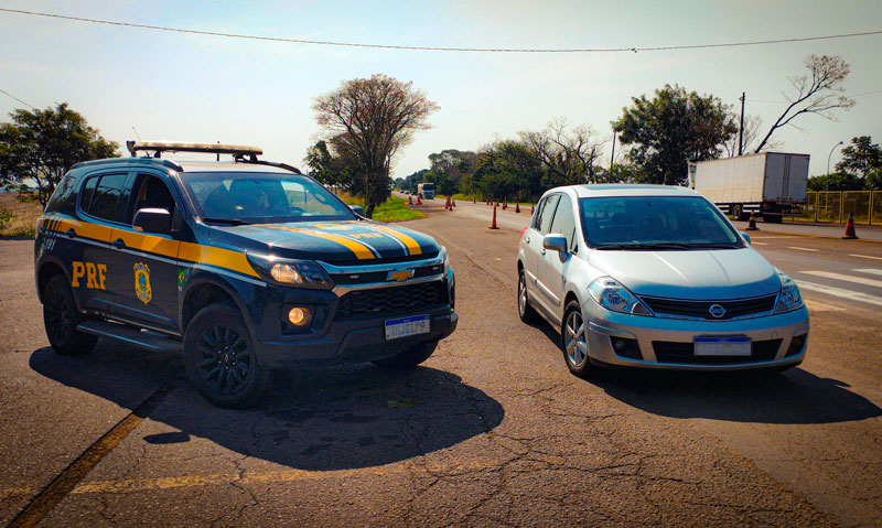 prf-apreende-carro-clonado-em-campo-mourao;-motorista-disse-que-comprou-veiculo-por-r$-10-mil