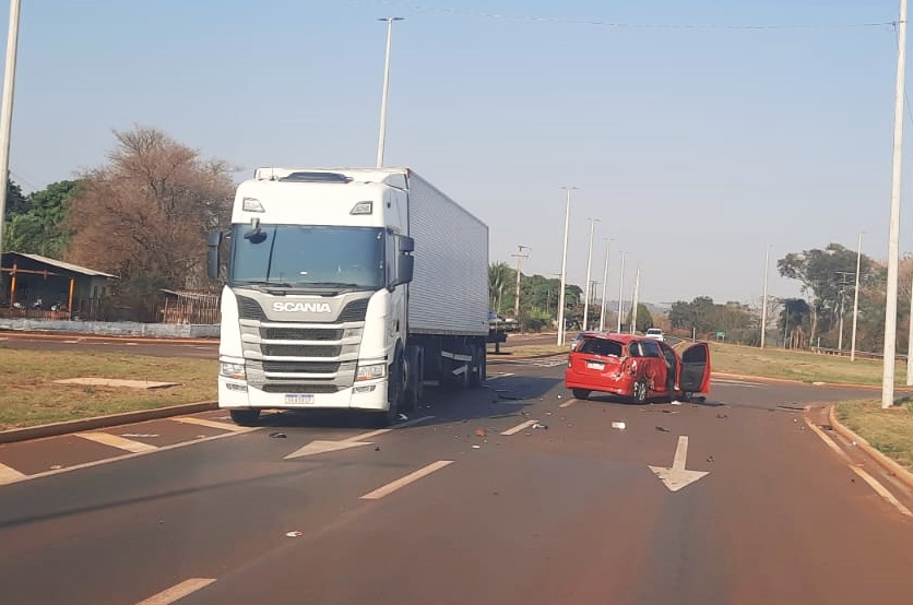 caminhao-com-placas-de-cruzeiro-do-oeste-se-envolve-em-acidente-na-pr-239