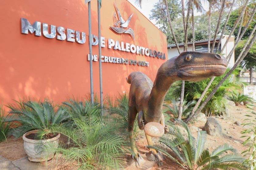 titulo-de-vale-nacional-dos-dinossauros-concedido-a-cruzeiro-do-oeste-reforca-turismo-cientifico