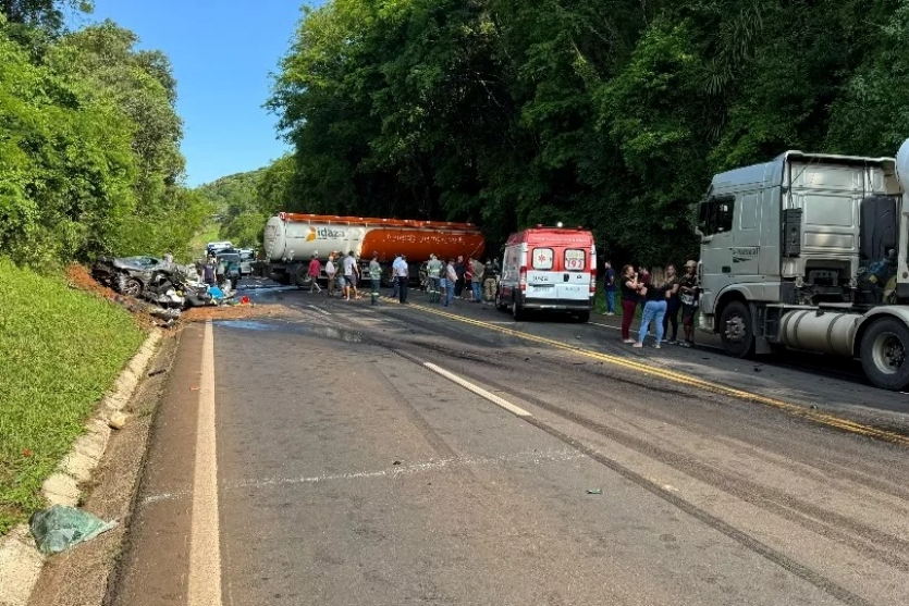 policial-militar-morre-em-colisao-entre-dois-carros-e-caminhao-na-br-277