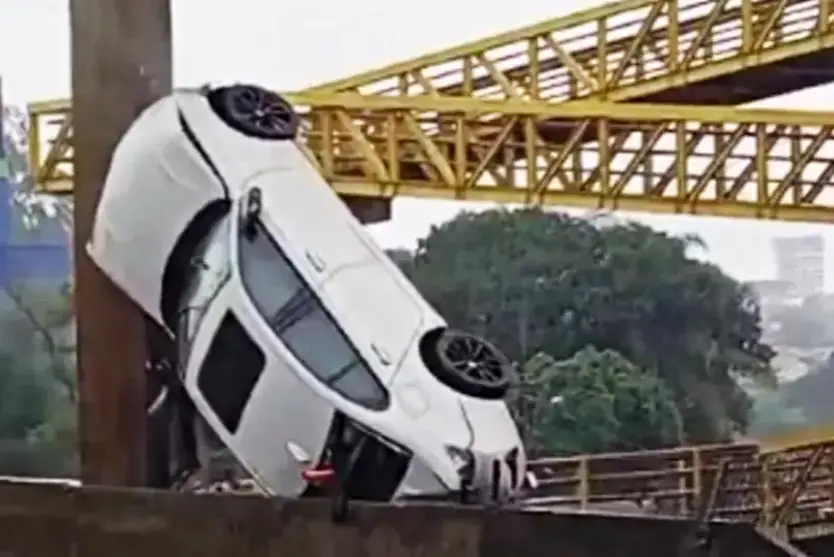 condutor-de-bmw-colide-em-defensas,-capota,-atinge-passarela-e-veiculo-para-‘de-pe’-na-br-376