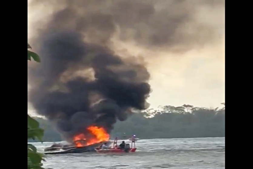 rio-parana:-lancha-que-transportava-adultos-e-criancas-pega-fogo-em-porto-rico