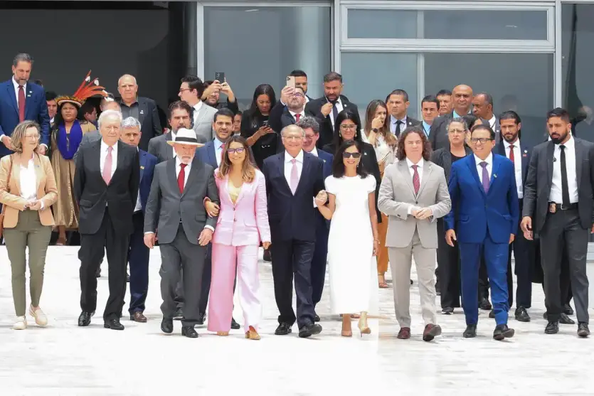 em-ato-no-palacio-do-planalto,-presidente-lula-cobra-justica-pelo-8-de-janeiro