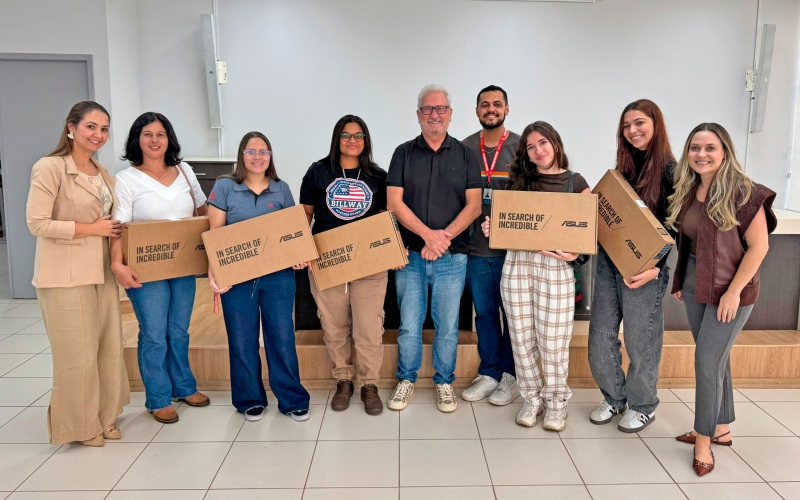 alunos-destaques-de-curso-de-midias-digitais-recebem-notebooks