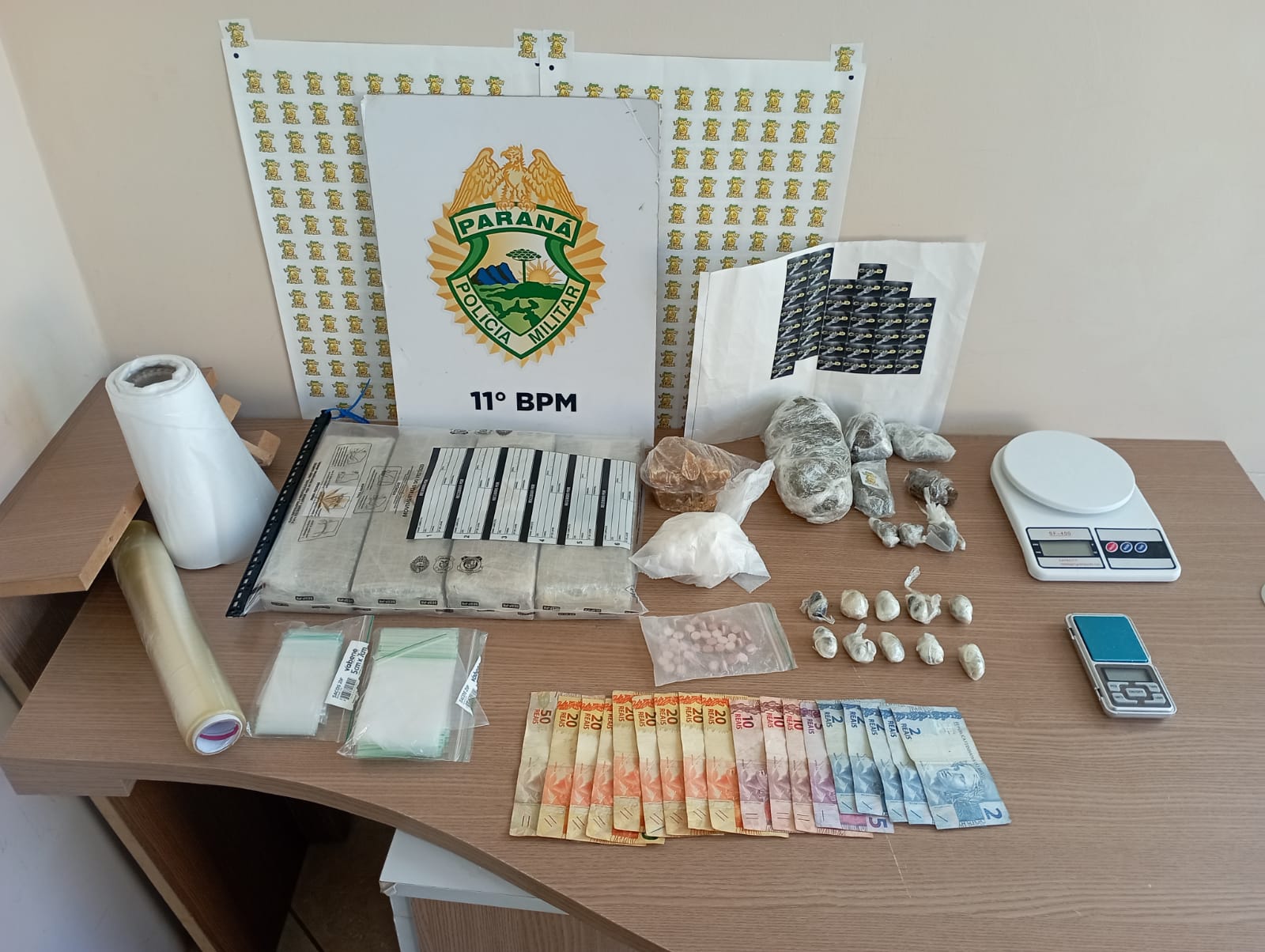 apos-denuncia,-pm-apreende-grande-quantidade-de-crack,-cocaina,-maconha-e-ecstasy-em-residencia
