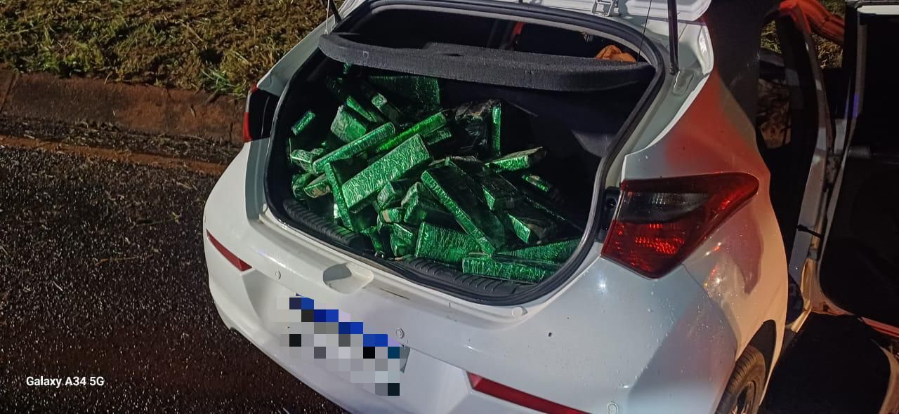 motorista-foge-apos-acidente,-e-abandona-carro-com-quase-150-kg-de-maconha,-na-br-369