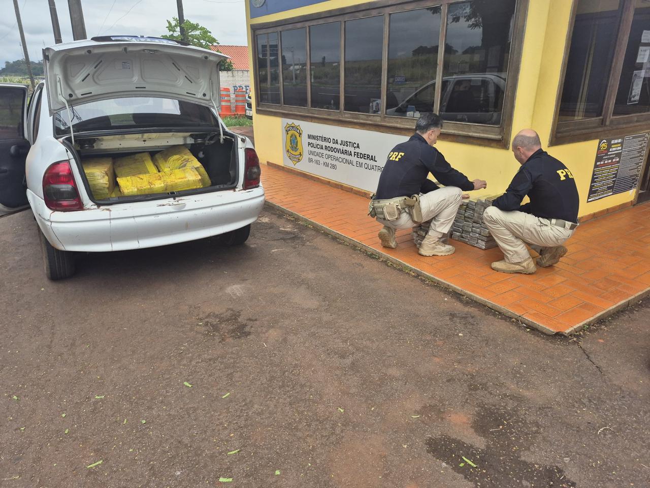 motorista-foge-e-abandona-carro-roubado,-carregado-com-300-kg-de-maconha,-na-br-163