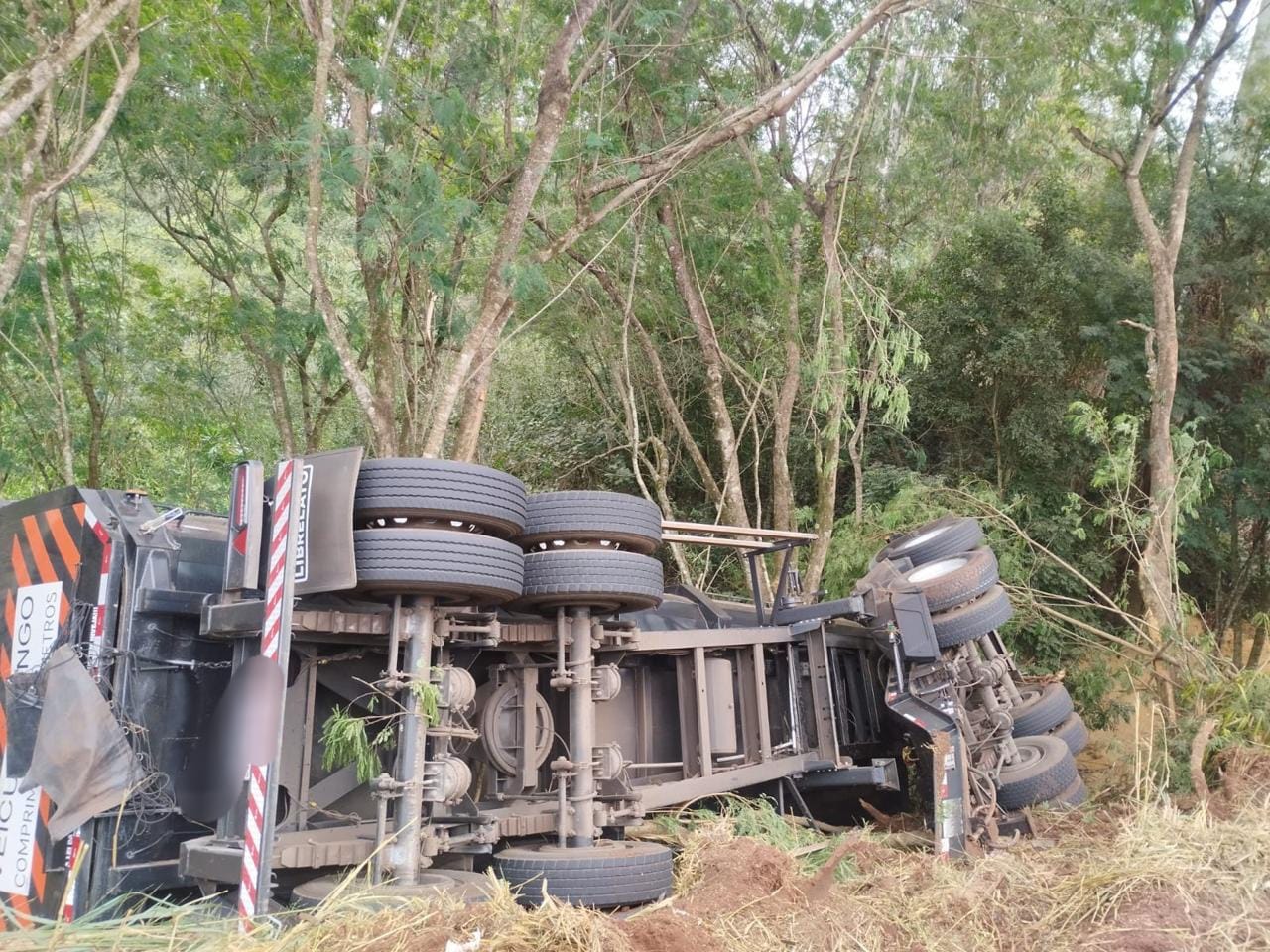 semirreboque-se-desprende-de-caminhao-e-tomba-na-pr-317