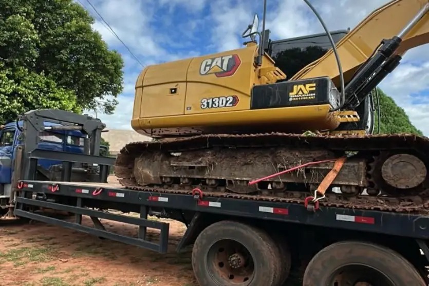 escavadeira-hidraulica-e-furtada-em-propriedade-rural