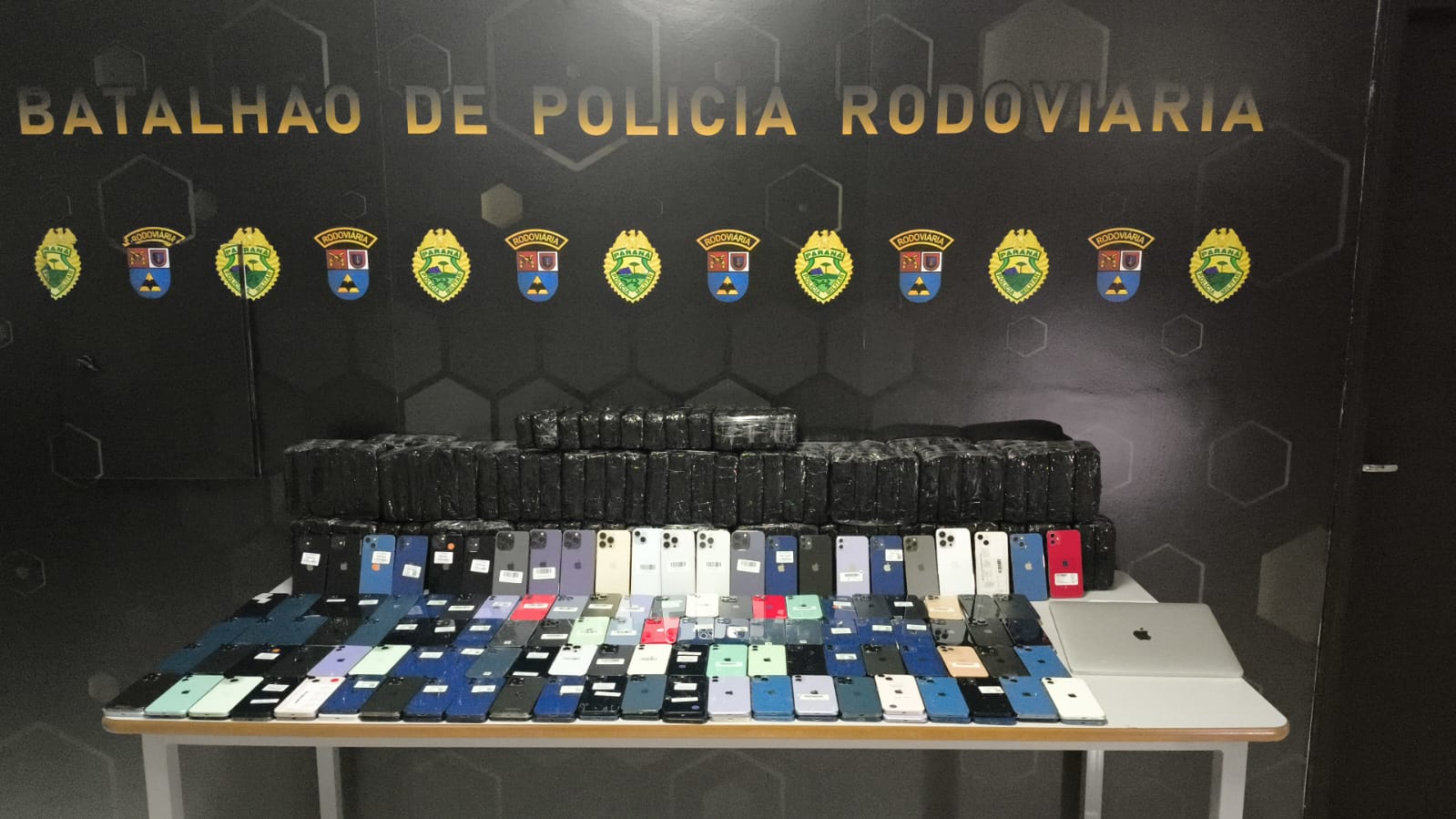 durante-abordagem,-policia-rodoviaria-apreende-carga-com-quase-1.000-iphones-em-carreta