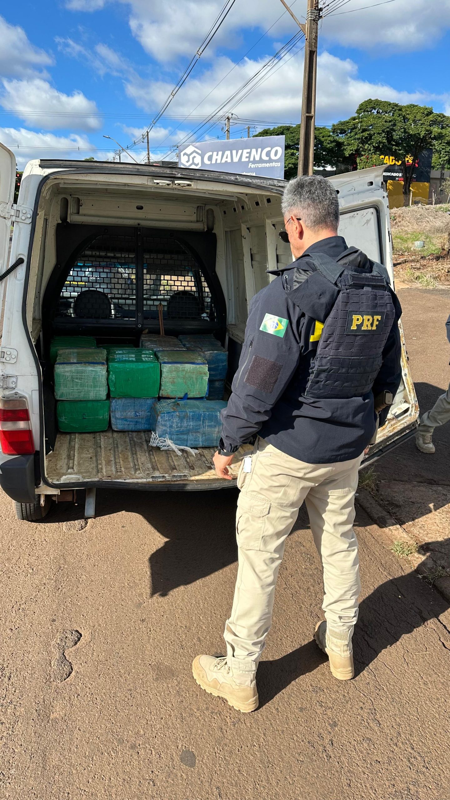apos-abordagem,-motorista-e-preso-com-mais-de-360-kg-de-maconha-em-veiculo