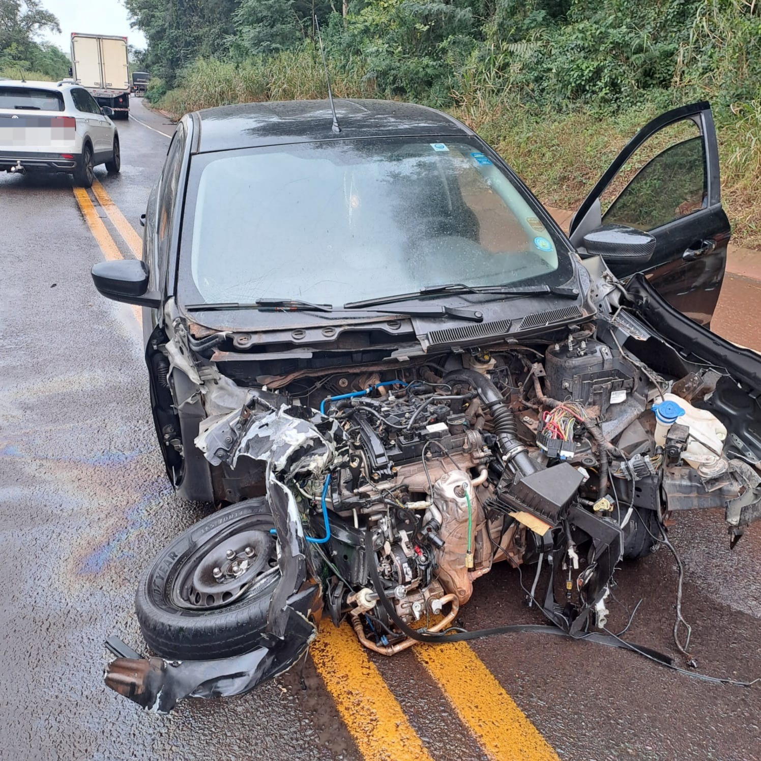 carro-fica-com-a-frente-destruida,-apos-colisao-com-carreta,-na-pr-323