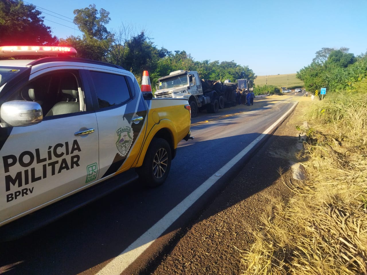 motorista-sai-ileso-em-tombamento-de-semirreboque,-em-cima-de-ponte,-na-pr-546