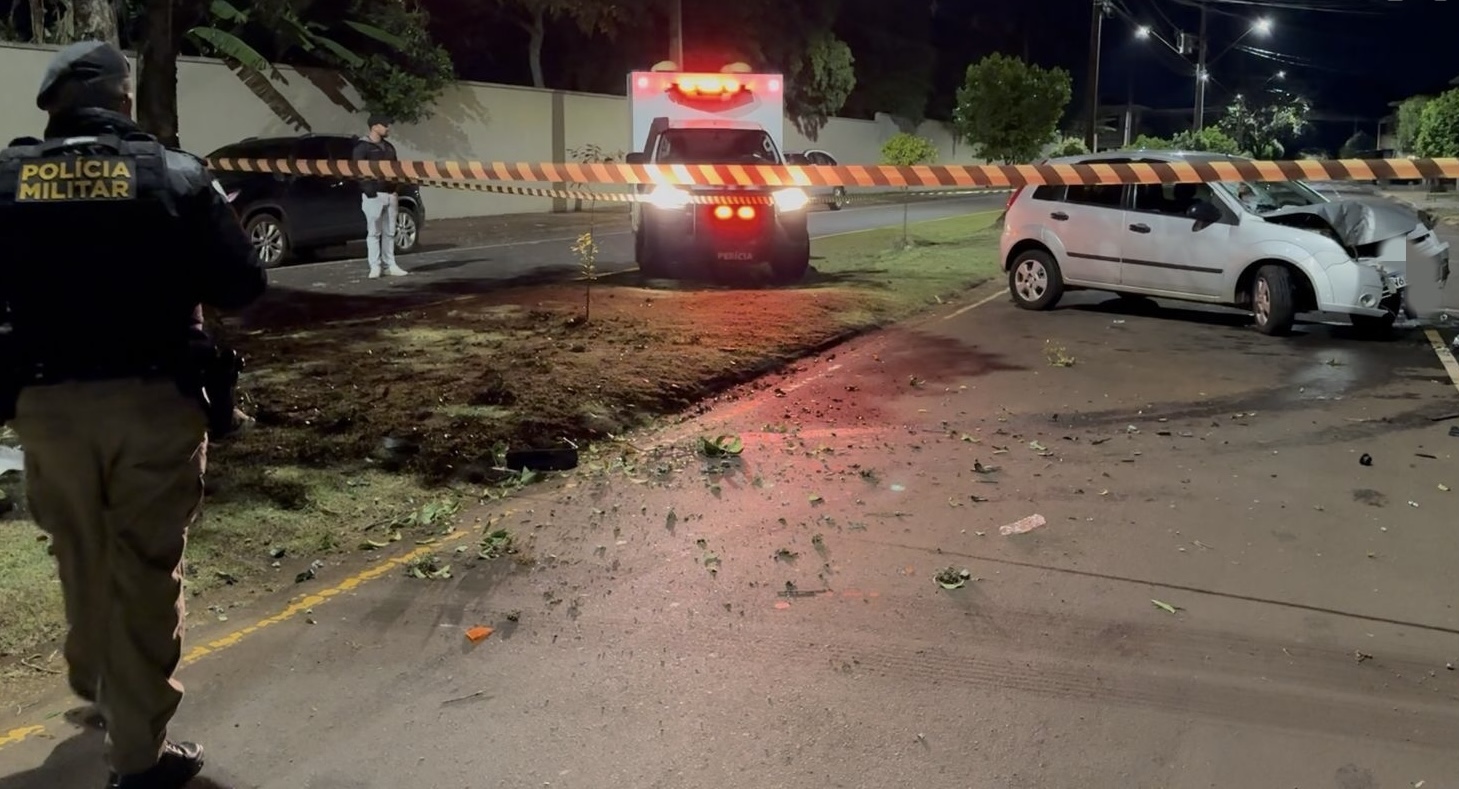 motorista-morre,-apos-colidir,-violentamente,-carro-contra-arvore-e-poste-de-energia-eletrica