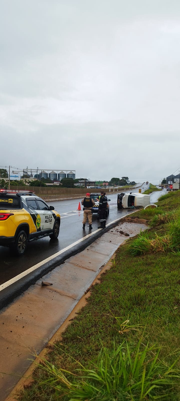 carro-colide-contra-canaleta-e-capota,-na-pr-323,-deixando-uma-pessoa-ferida