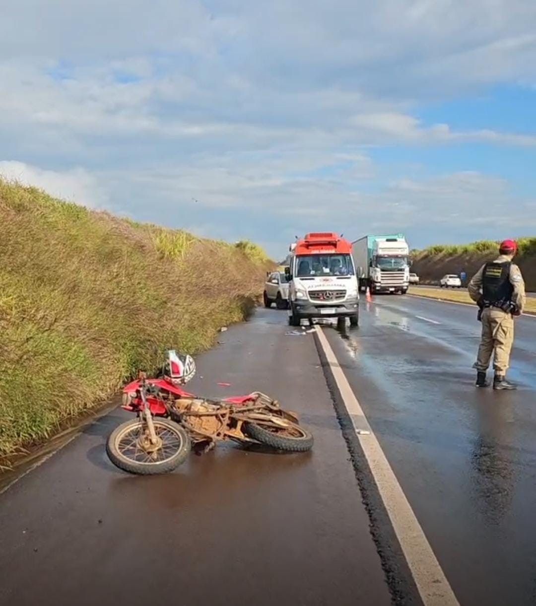 motocicleta-colide-contra-lateral-de-caminhao-e-duas-pessoas-ficam-feridas,-na-pr-900
