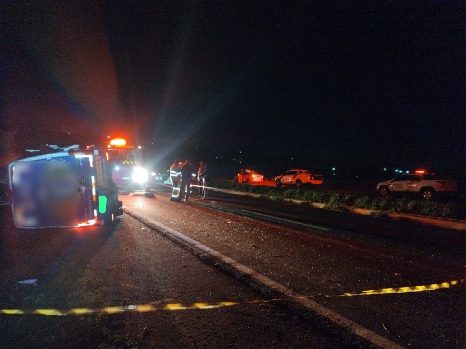 colisao-entre-van-e-carro-deixa-provoca-tres-mortes-e-deixa-uma-pessoa-ferida,-na-pr-897