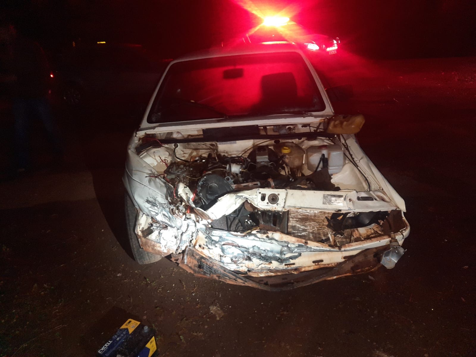 motoristas-saem-ilesos-em-violenta-colisao-entre-carro-e-caminhao,-na-prc-487