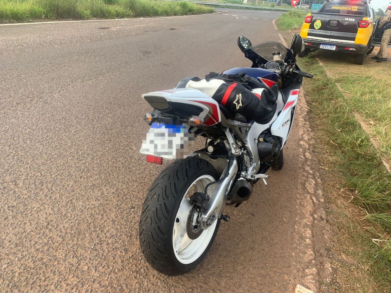 motociclista-fica-ferido,-apos-ser-fechado-por-um-caminhao,-e-sofrer-uma-queda,-na-pr-323