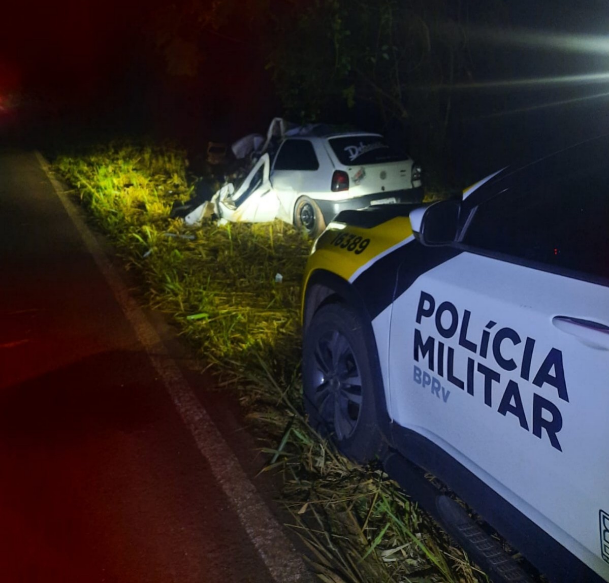 carro-bate-em-arvore-e-deixa-duas-pessoas-feridas,-na-pr-551