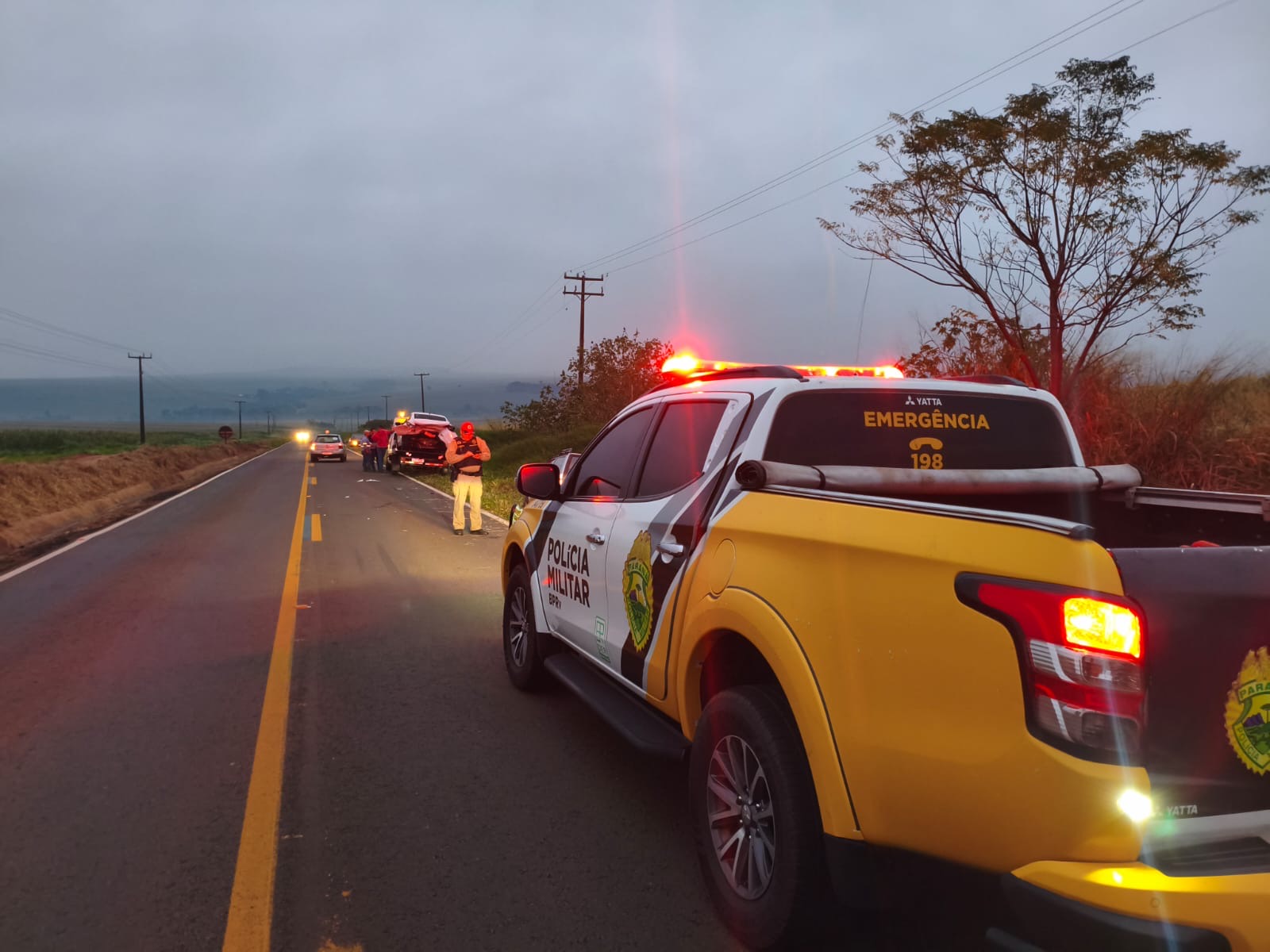 mulher-morre-e-outras-duas-pessoas-ficam-feridas,-em-colisao-entre-dois-carros,-na-pr-498