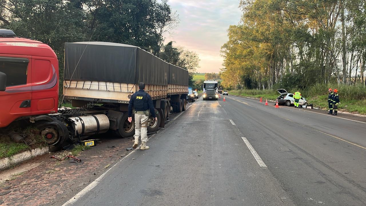 jovens-morrem-em-colisao-frontal-entre-carro-e-carreta,-na-br-376