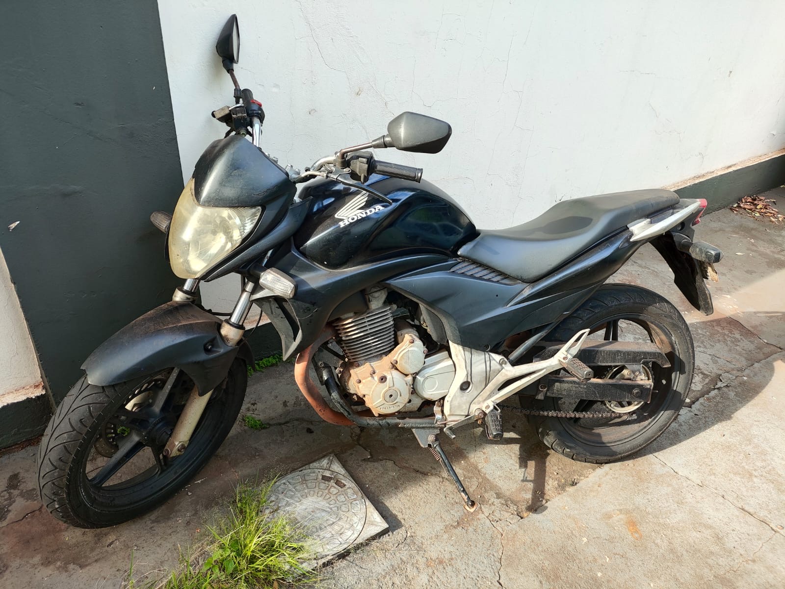 motocicleta-furtada-em-cambe-e-recuperada,-e-condutor-e-preso,-no-trevo-de-jussara,-na-pr-323