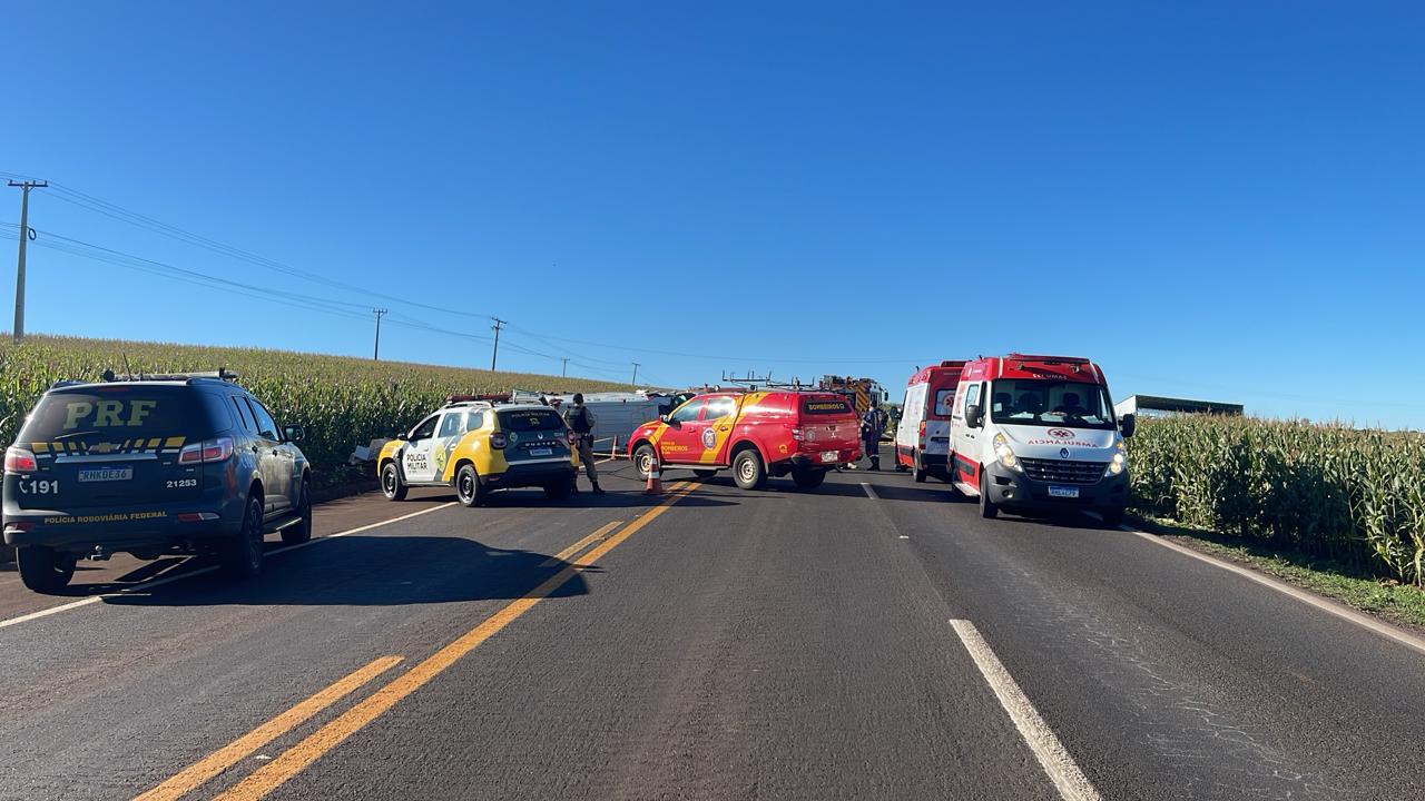 colisao-entre-tres-carros-e-uma-ambulancia,-provoca-uma-morte-e-deixa-varios-feridos